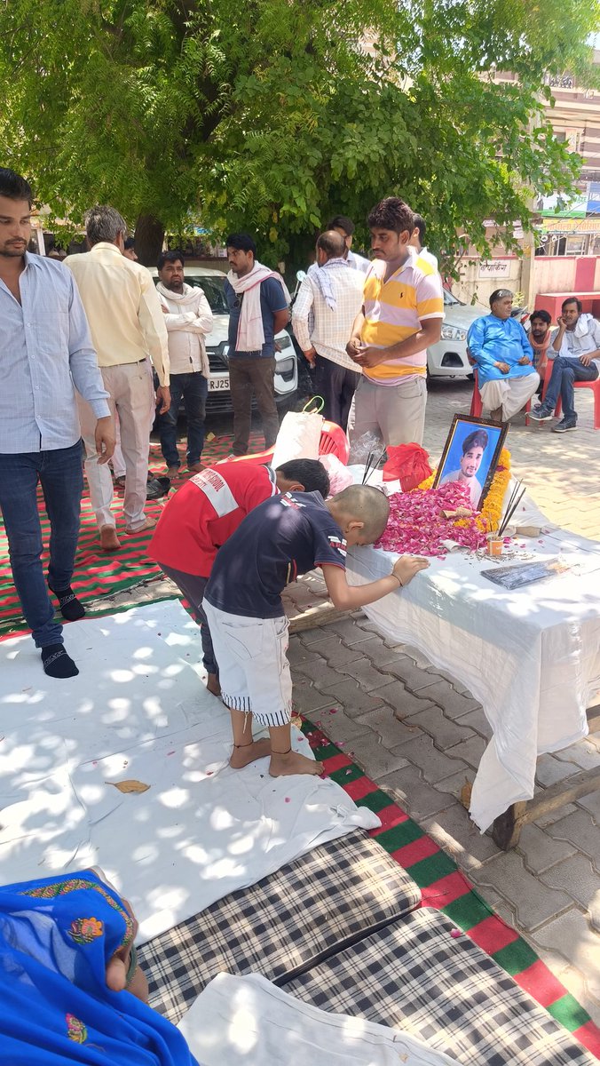 Ramratankhora's tweet photo. इतिहास में पहली बार सबसे दुखदाई तस्वीर गंगापुर सिटी कलेक्ट्री में नोट:- एक छोटा सा बच्चा 
 #अंकित_मीना_को_न्याय_दो
@JavanSinghMeena @HansrajMeena @ravishndtv https://t.co/U0IS8NXM0j