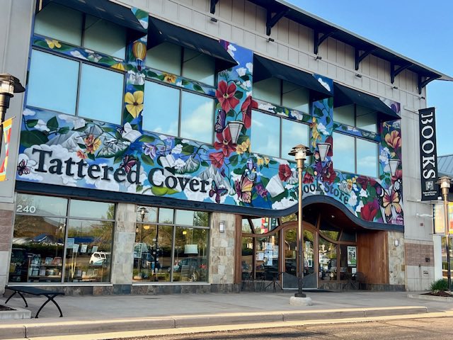 Thank you to indie bookstores @vromans in CA and @TatteredCover in CO for hosting me and fellow thriller writer @Adam_R_Sikes in lively discussions of our novels The Far Side of the Desert and The Underhanded, both books from @oceanviewpub. And thank you to the family and