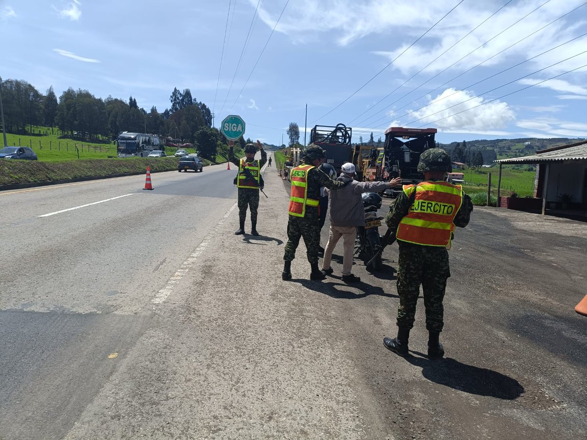 La #PrimeraBrigada con sus Batallones, garantizaron la libre movilidad de los turistas que llegaron en este puente festivo, al departamento de #Boyacá, bajo la Campaña #ViajeSeguro, su @COL_EJERCITO está en la vía.