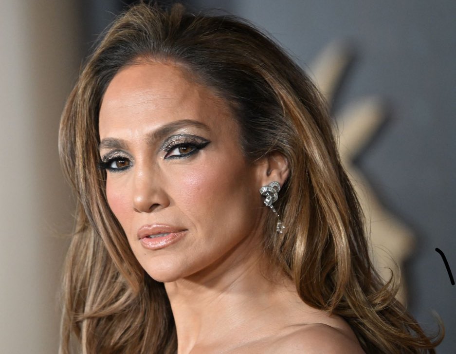 Is she overexposed? Get the Scoop on #JenniferLopez youtu.be/fP6offtyCIA?si… via @YouTube