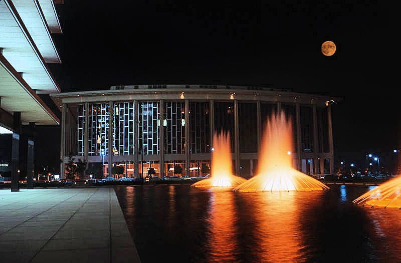 [1967] Looking across Hope Street from the Department of Water & Power (DWP) headquarters towards the Dorothy Chandler Pavilion during a full moon. (Roy Hankey Collection) buff.ly/3JY3lfx