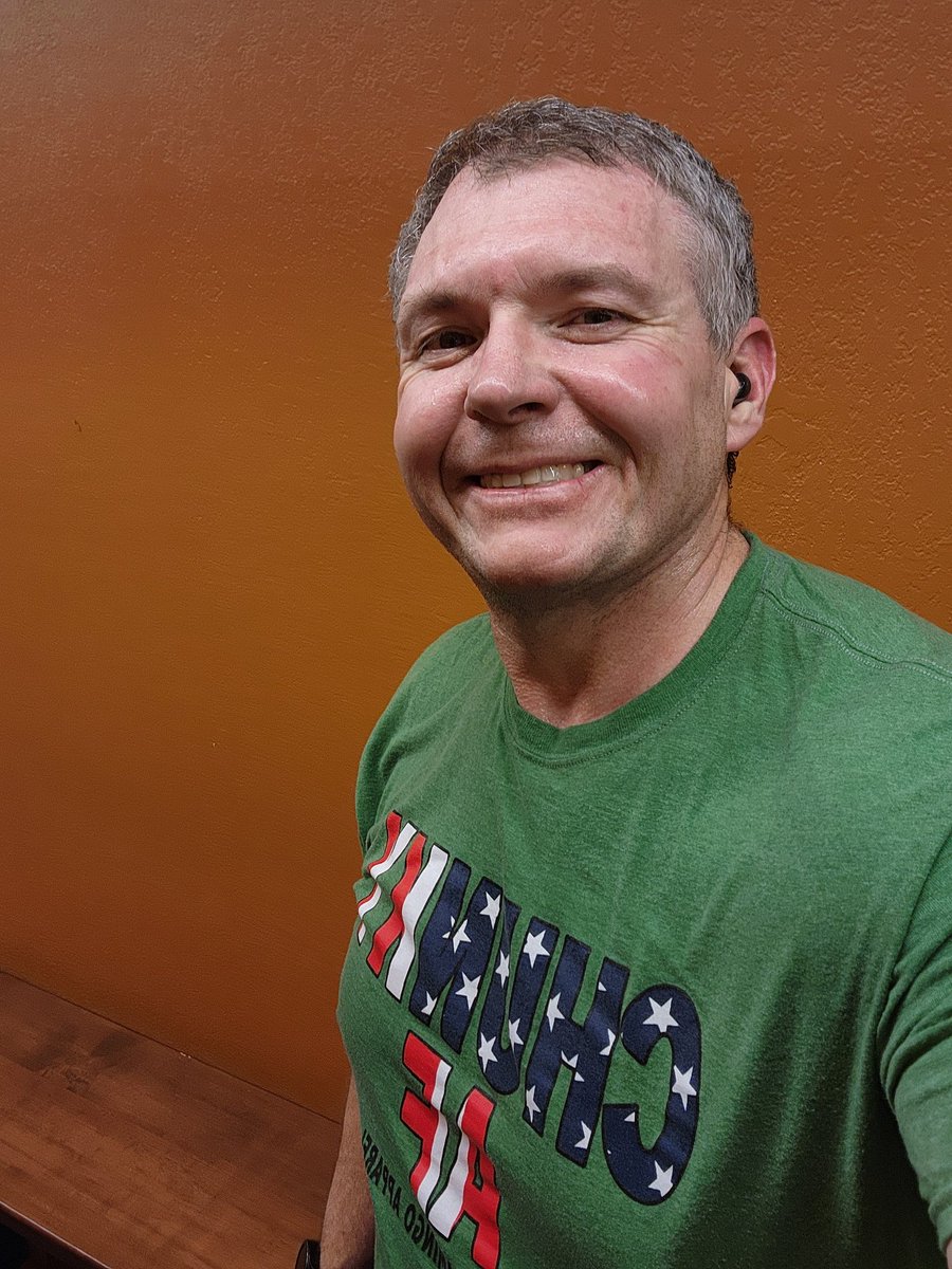 Start the week off right or never miss a Monday #workout. However, you want to say it. #getitdone #dontquit #gymmotivation #weightloss #unfat @ChunkyFlamingo 
Back and abs with a little #cardio 
The gym was about 78° so I definitely got a good sweat in 🥵