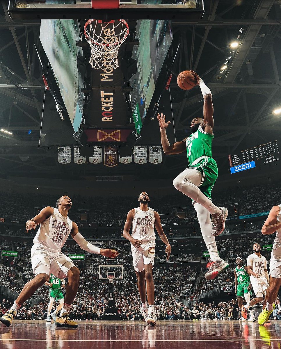CELTS CLOSING IN 🍀

Jayson Tatum and Jaylen Brown combined for 60 POINTS and the Boston Celtics beat the Donovan Mitchell-less Cleveland Cavaliers , 109-102, in Game 4 for a 3-1 series lead. 

#EverythingCounts #EveryonesGame #NBAPlayoffs

📸 @celtics