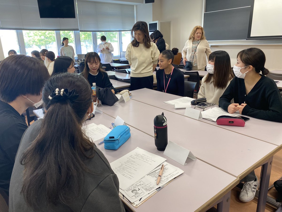 Day 3: @VUNursing Meaningful conversations about #healthcare delivery with 3rd year Aomori Uni #Nursing students! Learning new ways to play #RockPaperScissors