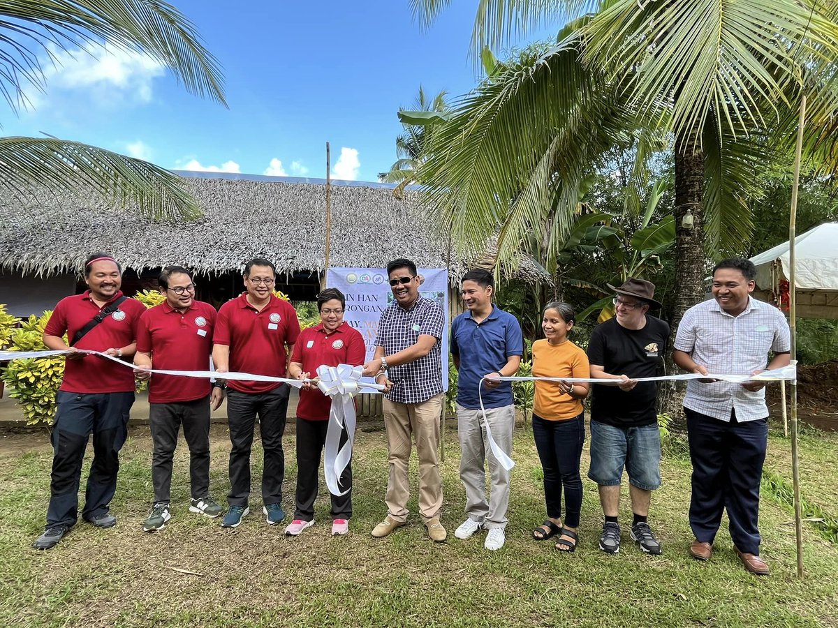 Last 21 April, MUCHD Curator Bobby Orillaneda spoke at the “Bilin Han Borongan' archaeological heritage forum which served as the culmination of the UPSA field school & the launch of an exhibition at the Latay Archaeological Site. MORE: bit.ly/4bhePXg #NationalMuseumPH