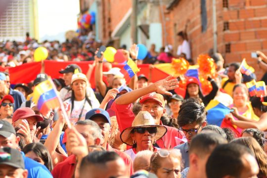 PETARE | Mirandinos se movilizaron en apoyo al presidente Nicolás Maduro (+FOTOS) lc.cx/DVWCPA #5SeñasDelPueblo