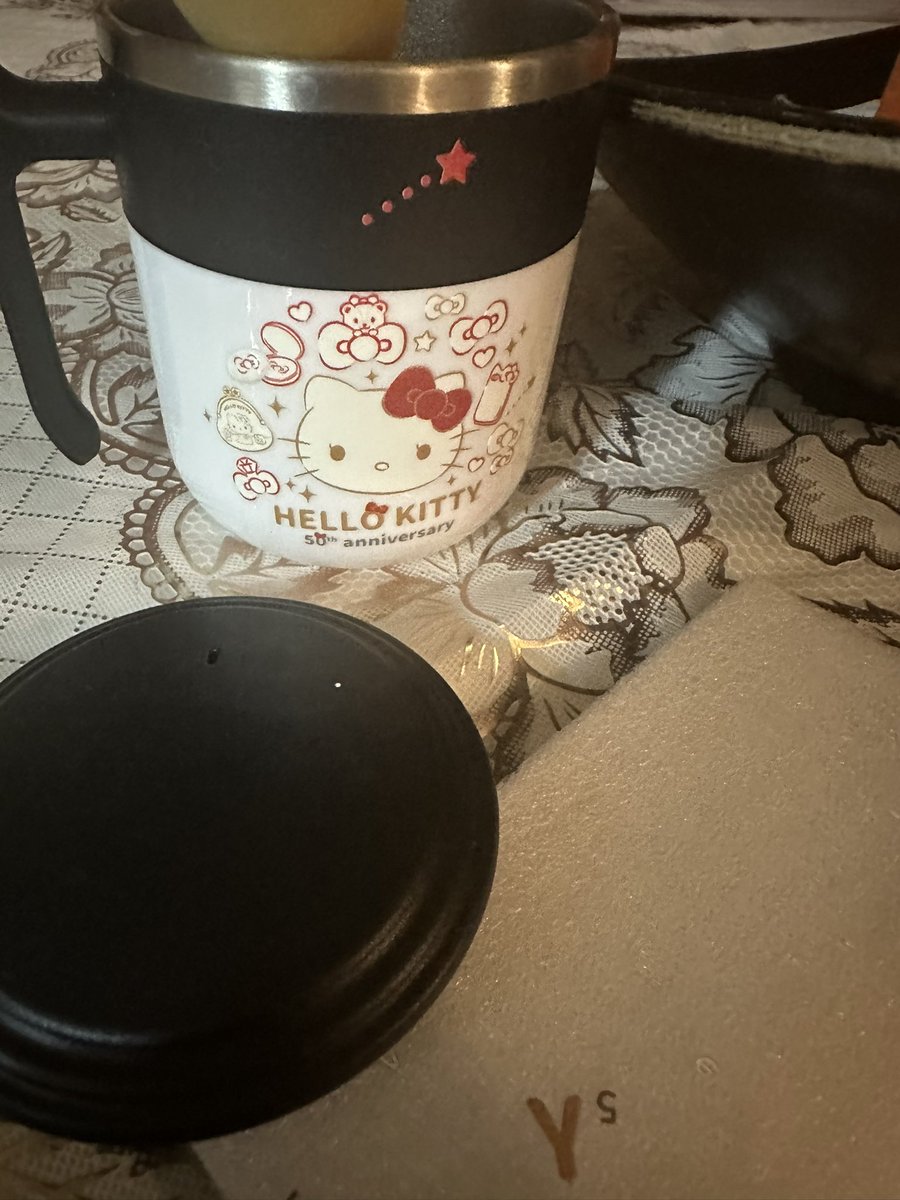 Es en serio <a href="/moyoyogurt/">moyoyogurt</a>  q ayer compré el termo de Hello kitty y cuando lo lave se desprenden las letras de la tapa 😱😱 se pasan por 400 pesos