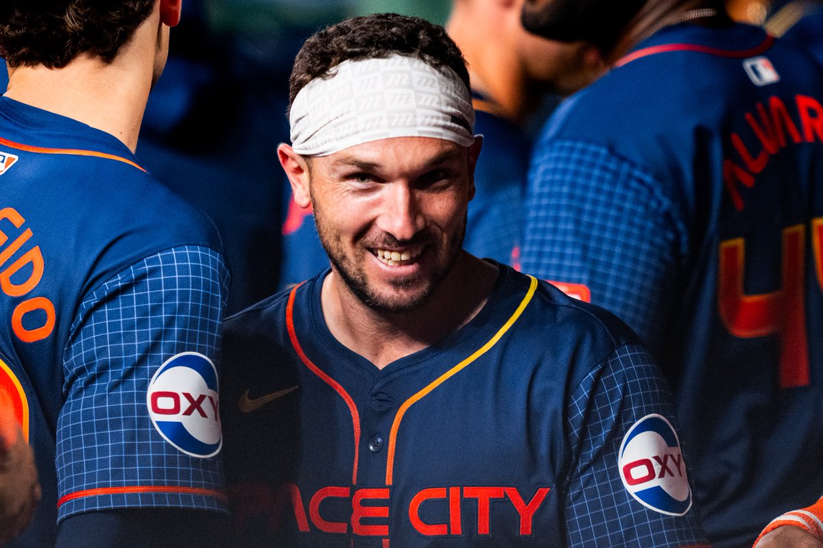 astros's tweet photo. The power of the headband https://t.co/0t87q4RqQd