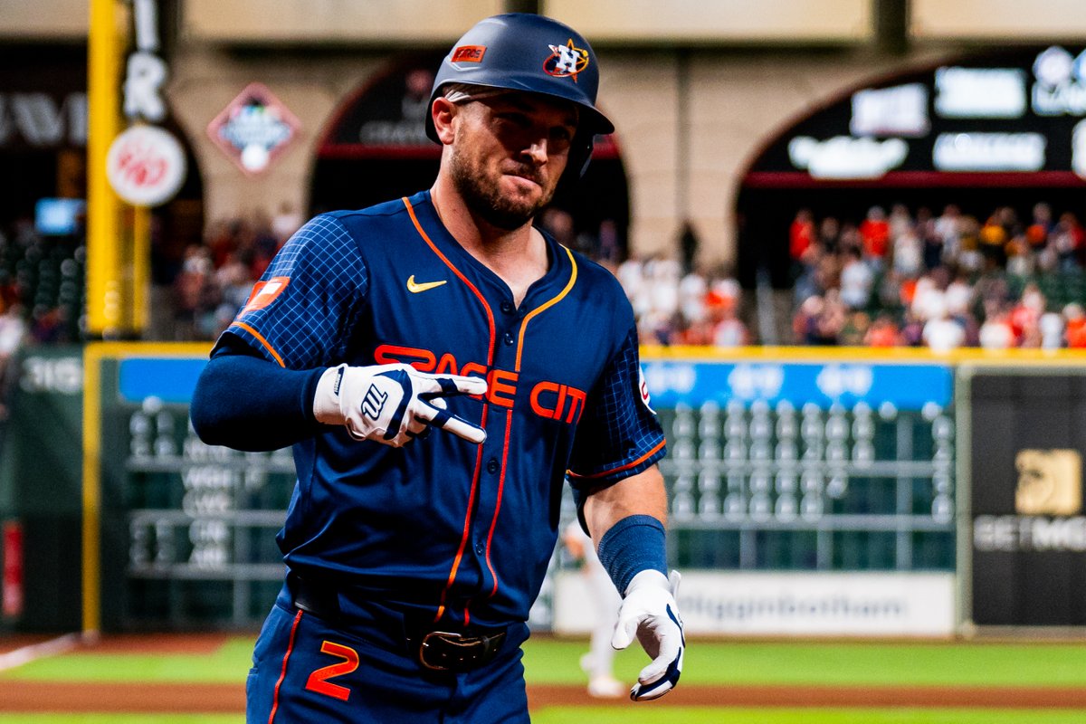 astros's tweet photo. The power of the headband https://t.co/0t87q4RqQd