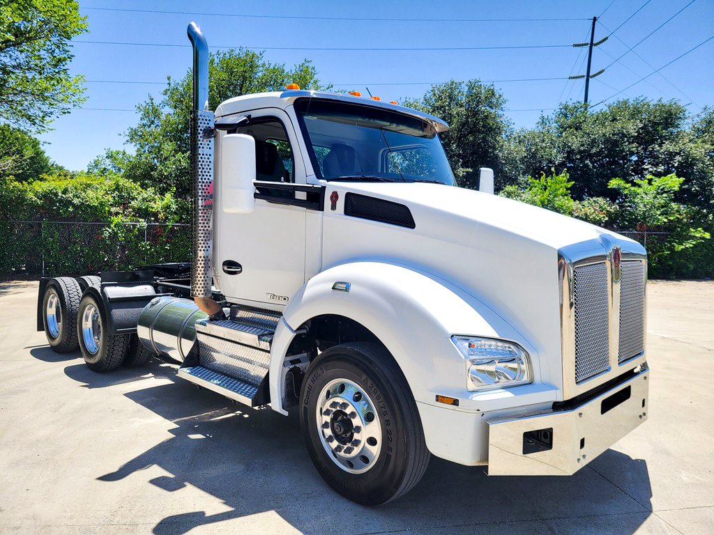 Check out this 2020 #Kenworth T880! Equipped with a Cummins X15 engine, 12 speed auto transmission & 450 HP. Find more truck details here >> bit.ly/4btj8Pi