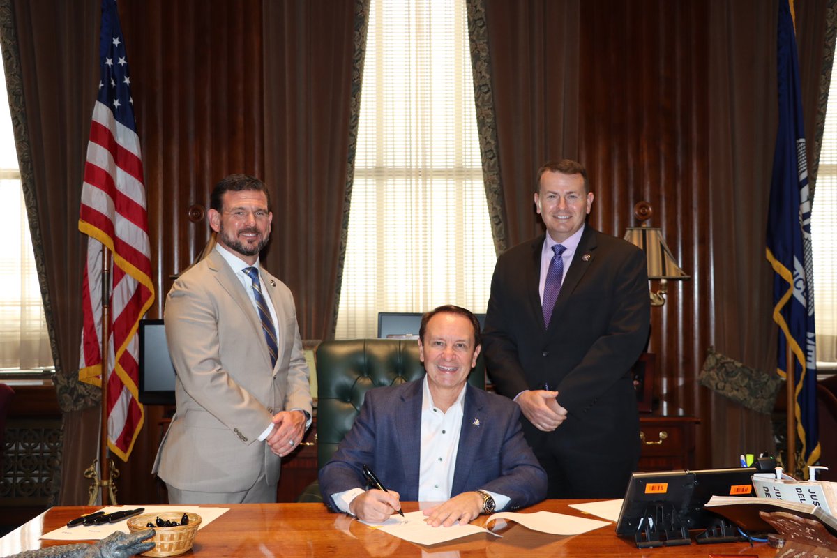 LSTADirOfOps's tweet photo. This week we take the time to honor those peace officers who made the ultimate sacrifice. Today, Gov @JeffLandry recognized the men and women in law enforcement who work tirelessly to keep our communities safe by signing a resolution commemorating Police Week. https://t.co/eUrofneO2R