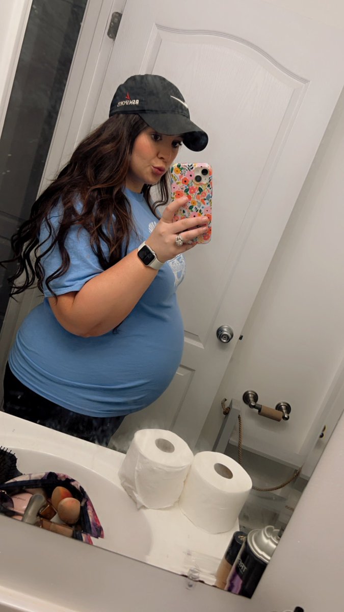 Can’t go out in public without hearing “you’re about to pop” followed by the horrified looks I get when I tell people I’m only 5 months pregnant with an already over 1lb baby 😭🤣 just patiently growing a future bama lineman out here don’t mind me 🤣