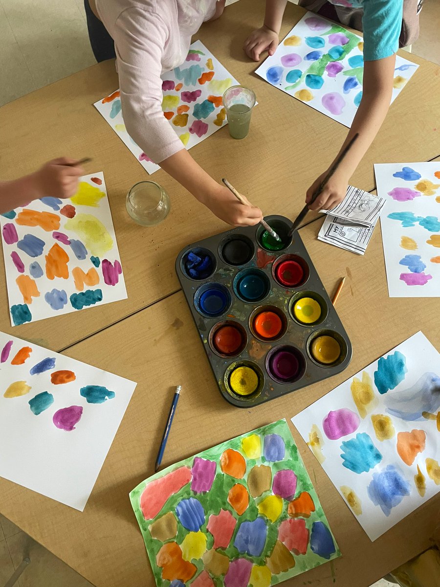 msrogstadsclass's tweet photo. The start of spring flowers 🌷 we start by painting “colour puddles” and filling in the spaces between with green. Next, we’ll draw our flowers on to create a beautiful flower field to put up in our room (somewhere!) https://t.co/fI7bNb84fT