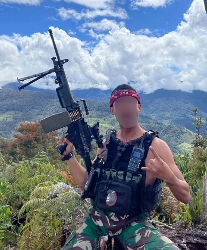 An Indonesian soldier holding a FN Minimi in Papua