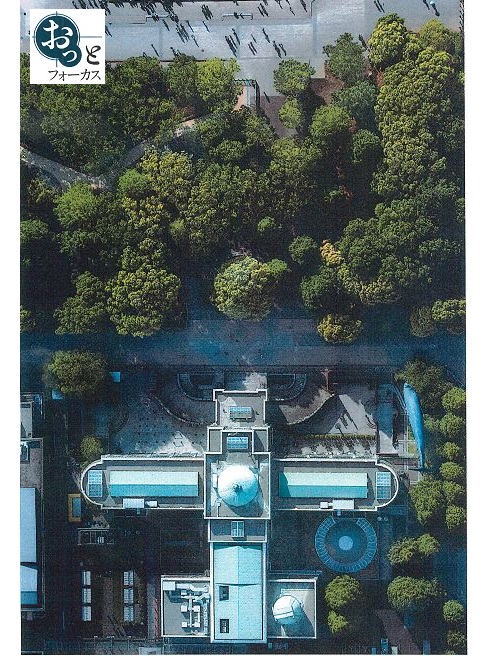 新緑に包まれた飛行機のような形の建物は、東京・上野公園にある国立科学博物館の「日本館」。“主翼”にあたる所は展示スペース、“尾翼”は事務棟になっています。竣工は90年余り前の1931年(昭和６年)。上空から見た形まで考えて作ったかどうかは不明だそうです。14日夕刊「おっとフォーカス」で。(隆)
