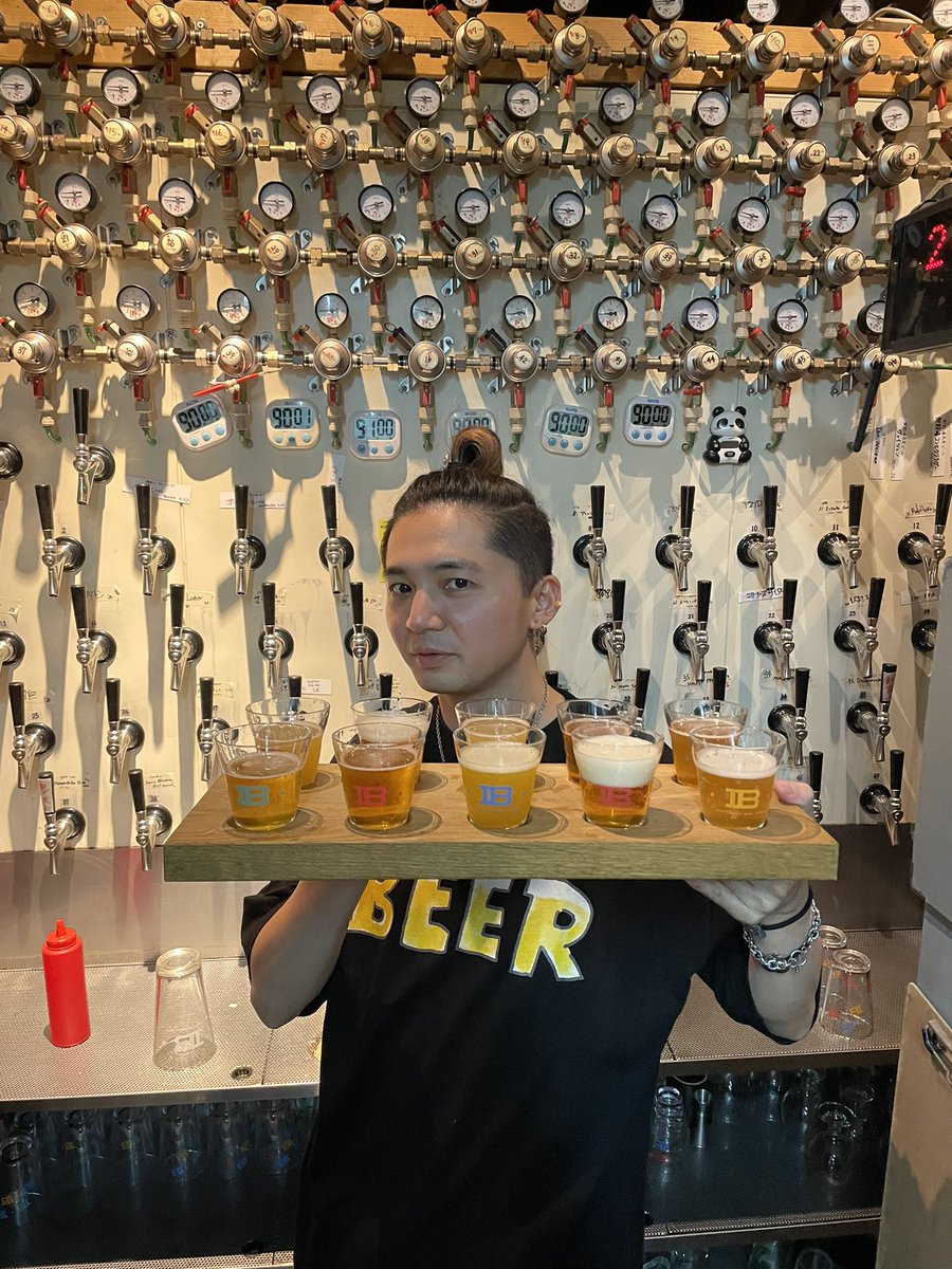 クラフトビール10種類、飲み比べが
できるって！？

見てください。Ryoさんのドヤ顔。
やるしかないっしょ！！

47Tapからお好きな自分だけの飲み比べセットつくっちゃお〜！

【NEW ON TAP 】
🍻 West Coast Brewing / Attuned

🍻G-Brand Beerers / GSB

#beerbar #ビアバー #銀座 #東京 #飲み放題