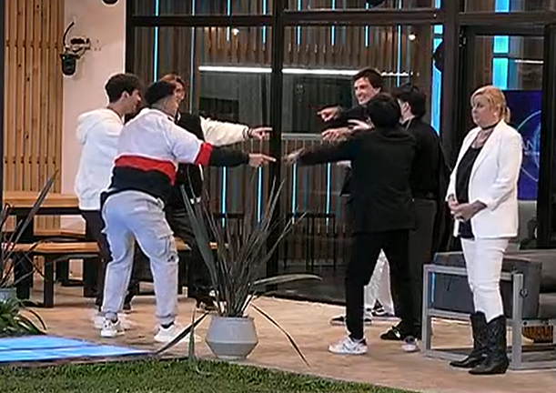 agus_rey's tweet photo. TODOS SOMOS VIRGINIA #GranHermano https://t.co/Fbzv9YaSVy