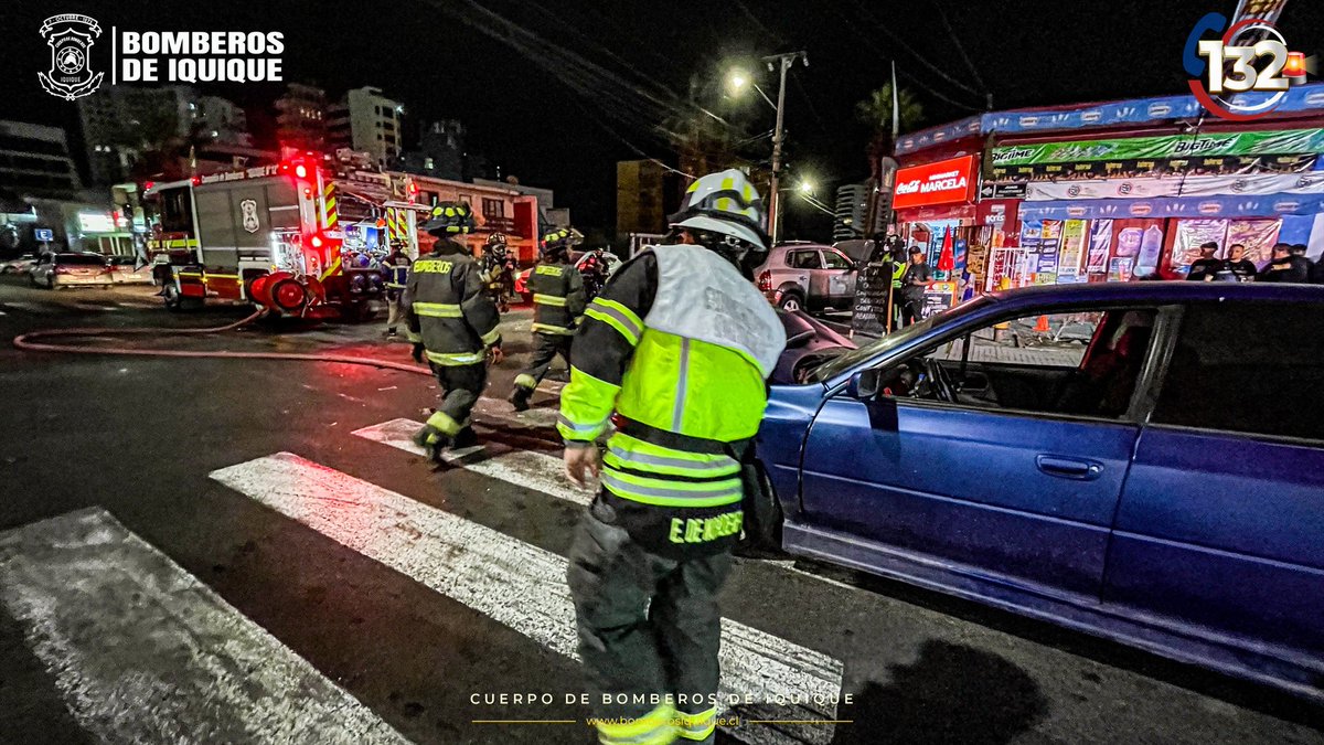 Está noche las unidades BR7 y B12 respondieron a incidente vehicular en Juan Martínez con José Miguel Carrera. En el lugar, una colisión de vehículos menores dejó dos persona lesionada. #Iquique #BomberosIquique #EmergenciaCBI