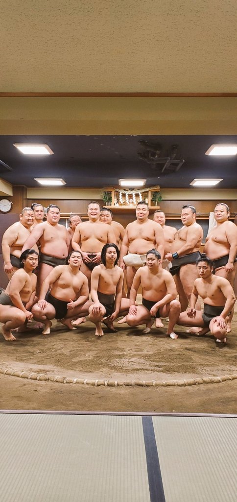 kirimaru45's tweet photo. この頃まだ人数いたなー😆この中で現役力士四人残ってる😄
誰でしょう😆❓️ https://t.co/gNWvBVJnnD