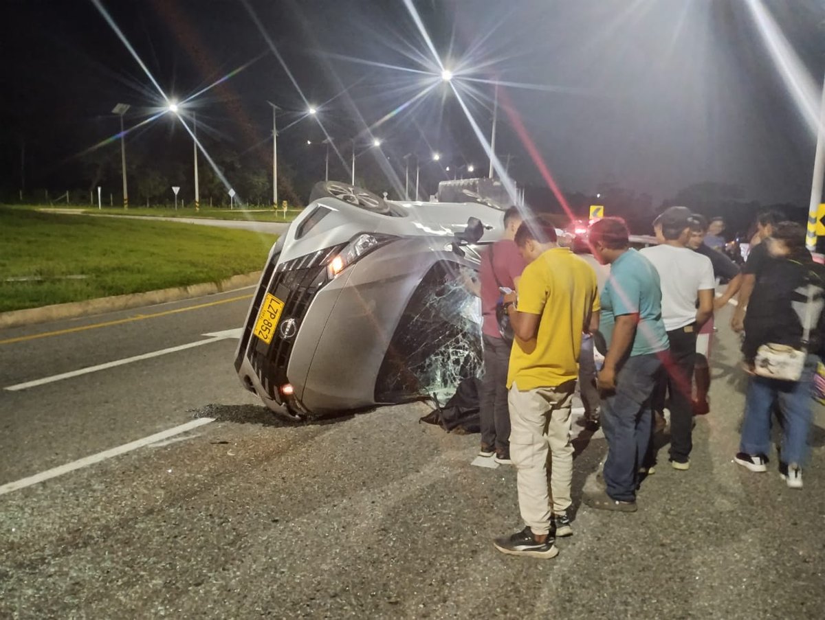 Nuevo siniestro vial en la glorieta de la salida de #Yopal hacia #Aguazul. Automóvil Nissan Versa de Placas LZP 852 se volcó. Conductor lesionado