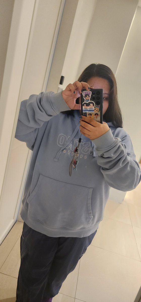 The clinic thermostat is inexplicably set to a freezing* 15° when it's a small space with barely any people in it rn and this hoodie is really well worth the ~Php4000 I paid for it
