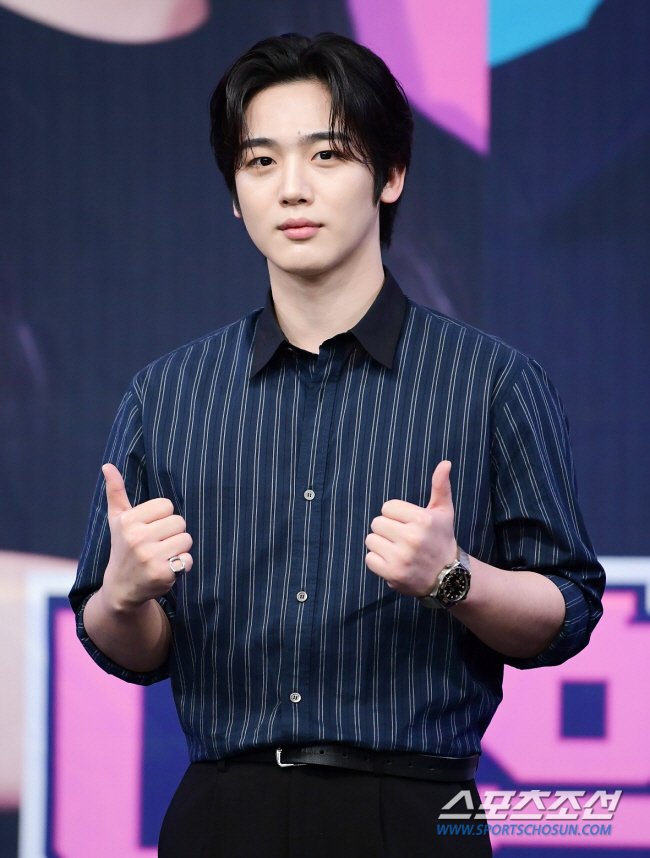 #KimYoHan reportedly casted in upcoming SBS sports drama 'TRY: We Become Miracles' along with #YoonKyeSang 

He will play Yoon Seong-jun, a third-year high school rugby team member who originally played soccer, but switched sports after his younger brother was selected instead