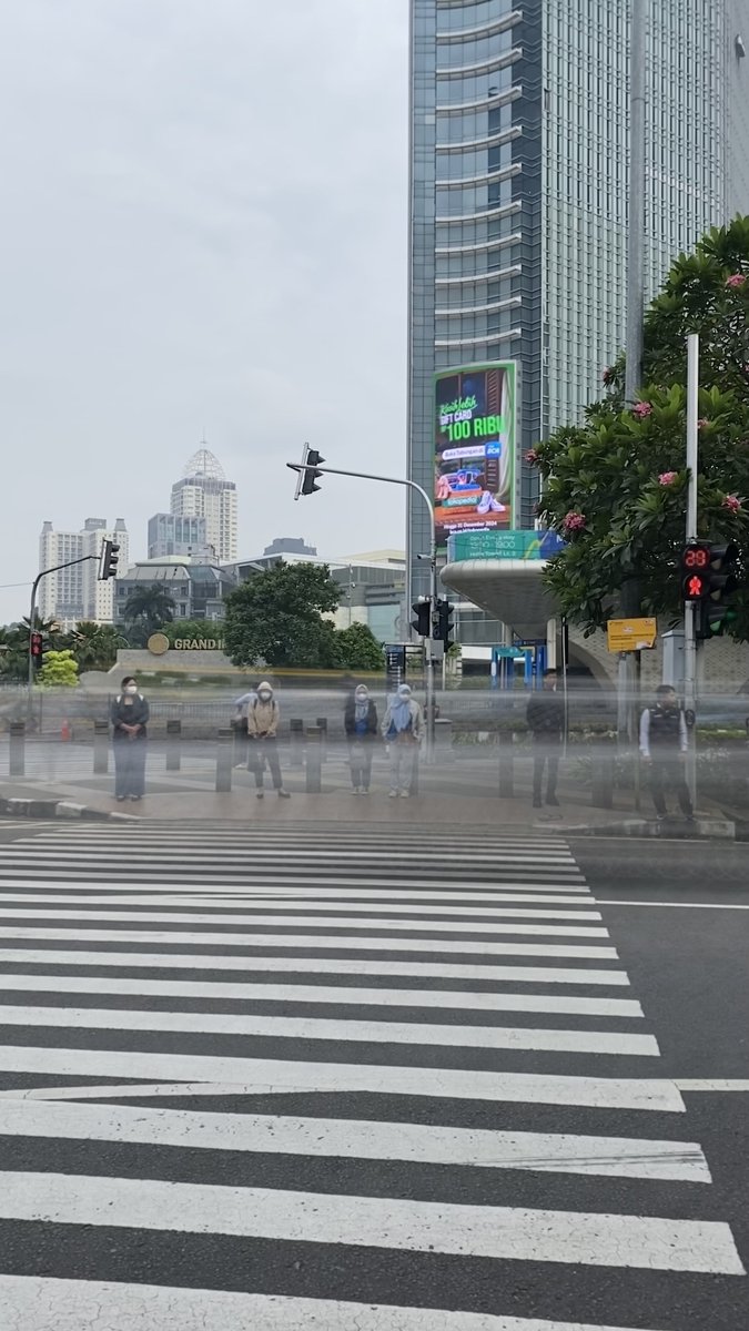 Overheard tdi pagi ada bule yg pesen kopi yg lagi rame di X, meanwhile gw masih setia sama flatwhite 🤭
Enaknya ngopi di sini pemandangannya taman jantung kota 🤩