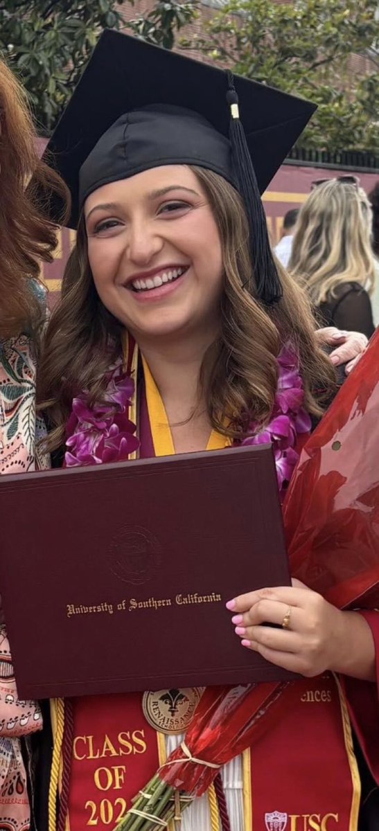 HAPPY POST😅 ..okay 2 brag on my dear cousin a little?😳 😅 Just graduated from @USC🤗 & DAYAMN😅 I’m SO proud of u my beautiful Scarlet!!!!!😅🤗♥️😘 Yet ANOTHER person I say THIS abt👇😳— ‘I WANNA BE LIKE *HER* WHEN I GROW UP’!!!!!😂⭐️🌹😂 *MUAH*🤗 luv u Girl!!!!!🤗♥️🥰🌹😘😁