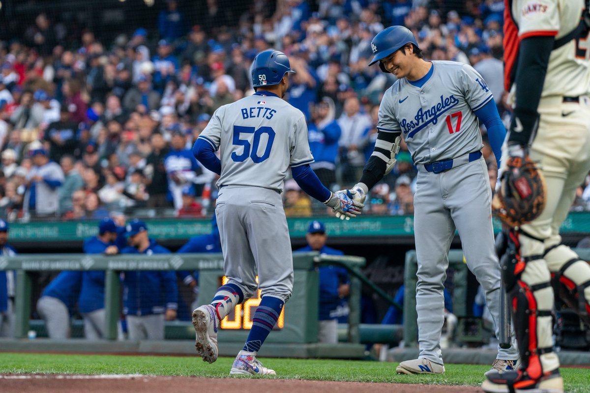 #ドジャース #大谷翔平 選手⚾ #ムーキー・ベッツ 内野手を“お出迎え”してこの笑顔😄 ベッツは現地4月12日以来、約1か月ぶりの7号に。先頭打者弾は50本目で歴代3位となりました👏 写真：ロイター #ShoheiOhtani #Shotime #Dodgers #LetsGoDodgers