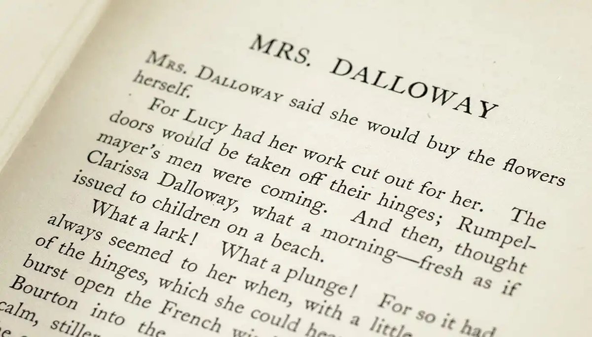 💐  14 de maio de 1925, há 99 anos, o romance histórico 'Mrs. Dalloway' de Virginia Woolf, era publicado pela Hogarth Press, editora fundada por Leonard e Virginia Woolf em 1917.

 A história toda se passa num único dia de junho de 1923, em Londres pós-Primeira Guerra Mundial.