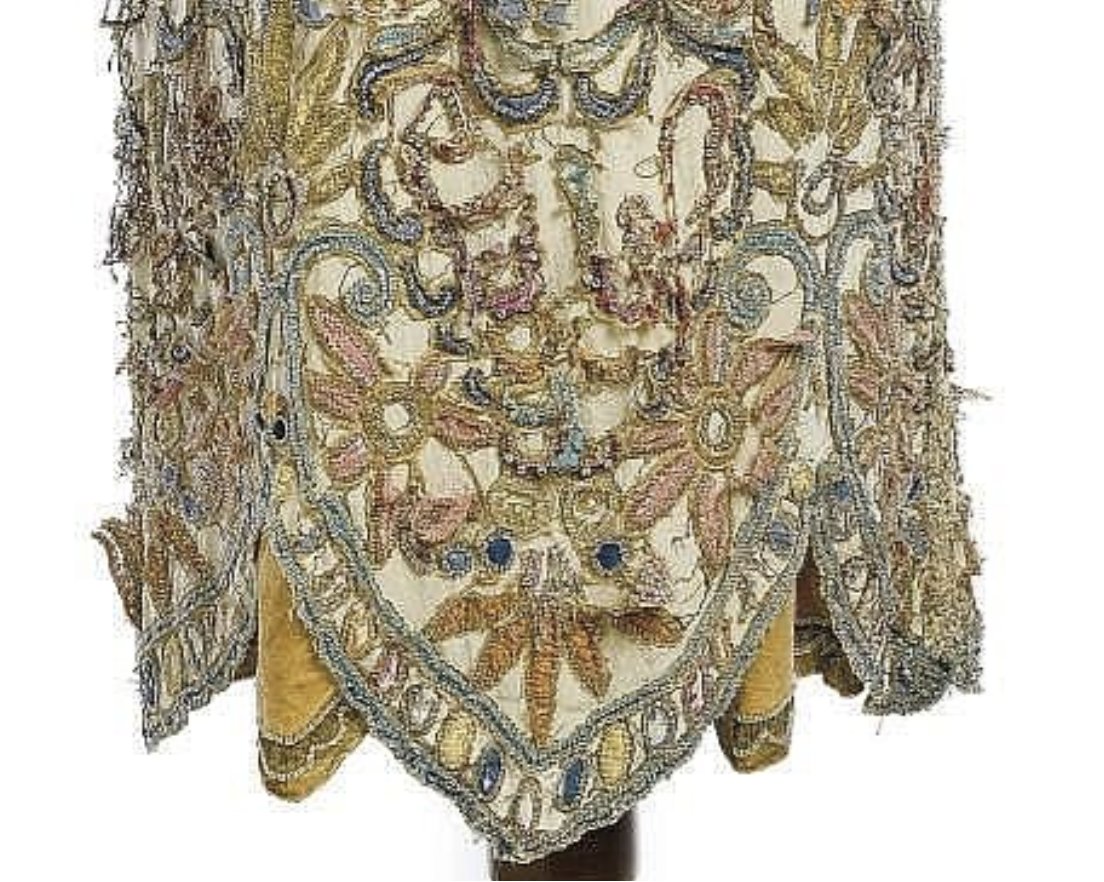 LaurenCDeutsch's tweet photo. I'm finding that yellow is not an uncommon color of the 1920s. #Ood is another flapper dress, this time in velvet and gilt lace by Callot Soeurs. It was sold at a @ChristiesInc's auction in 2009 for £1,000-1,400. Not bad! #YellowMay #Fashionhistory https://t.co/R1Vwqae9X4