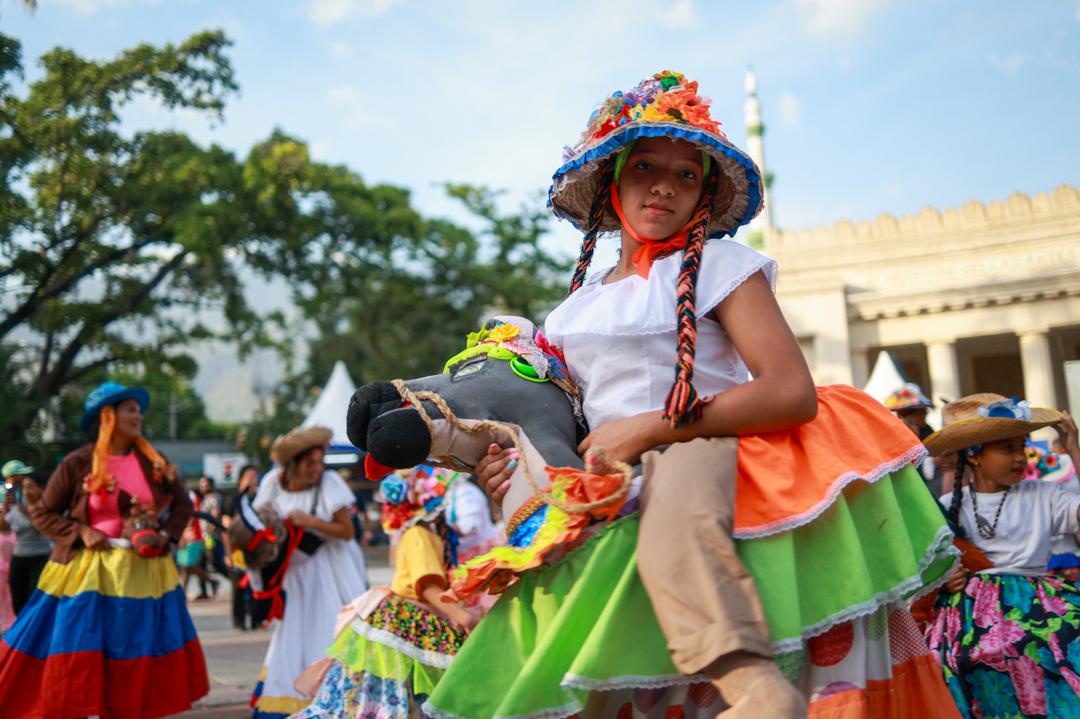 En el Festival Mundial Viva Venezuela, Las Burriquitas de la Guaira tomaron las calles de Bellas Artes, #Caracas.  

#VivaVenezuela
#5SeñasDelPueblo