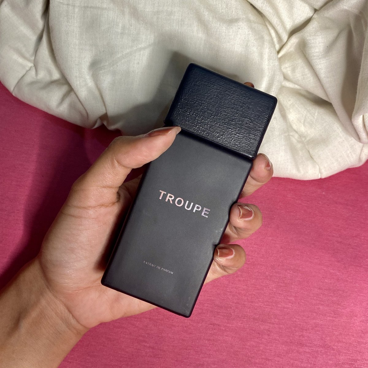 bittercaffeines's tweet photo. Saffnco? ADA JUGAAA

Ini menurutku plg fresh &amp; aman buat panas2an. Wanginya fruity pear, florals, kayak lg di taman bunga sih vibesnyaaa

Airy, a bit green green, florals, fresh, pokoknya nyaman di hidung pas lg panas2nyaa

https://t.co/sEXcX10Wyf https://t.co/Bo2egSY2vu