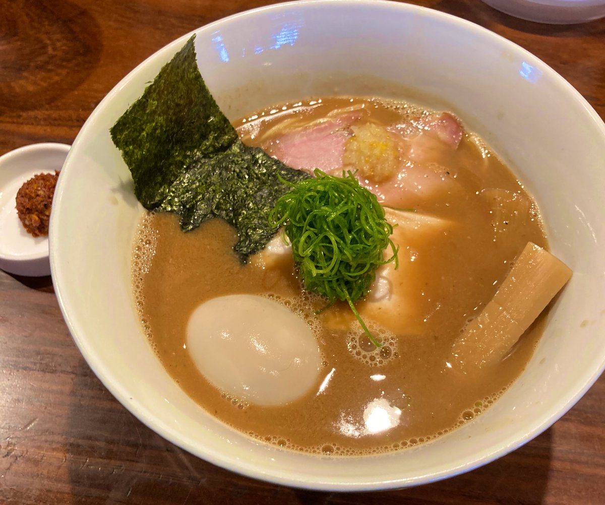 RAMEN GOTTSU🍜✨️🧡練馬駅

GOTTUらーめん🍜🧡
魚介豚骨かつおぶし濃厚スープ🍜

ミシュラン ビブグルマン選出🍜🧡✨️

まず🍜スープを飲むと
カツオダシがお口に広がりました✨️

店内はとても綺麗✨✨

ご夫婦かな？
思った通り…🤔
無言のファインプレーでした🤨😆
🍜👏✨️