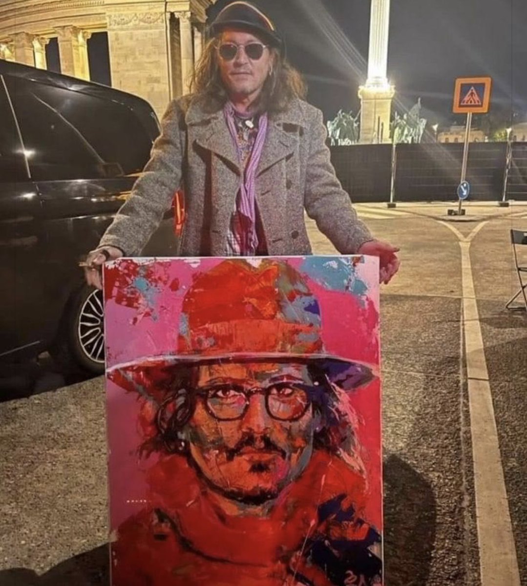 Johnny holding a painting of Johnny! I love it! ♥️🥰🫠👑 #JohnnyDepp 
#JohnnyDeppIsLoved 
#JohnnyDeppFamily 
#JohnnyDeppIsALegend 
#JeanneDuBarry 👑
#IStandWithJohnnyDepp 
#JohnnyDeppSexiestManAlive 
#JohnnyDeppKeepsWinning 
#JohnnyDeppIsABeautifulSoul 💞