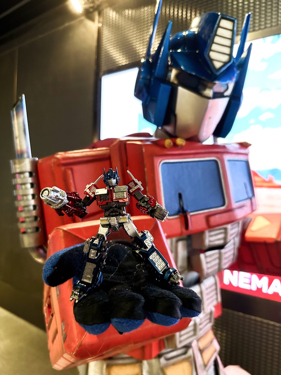 Thanks for joining the Transformers 40th Anniversary event in HK! 
 Featuring iconic scenes, voice actors Peter Cullen and Frank Welker, and figures from #Blokees. 

Thanks for your support. Let's continue the #Transformers journey together! #Transformers40 #TransformersG1