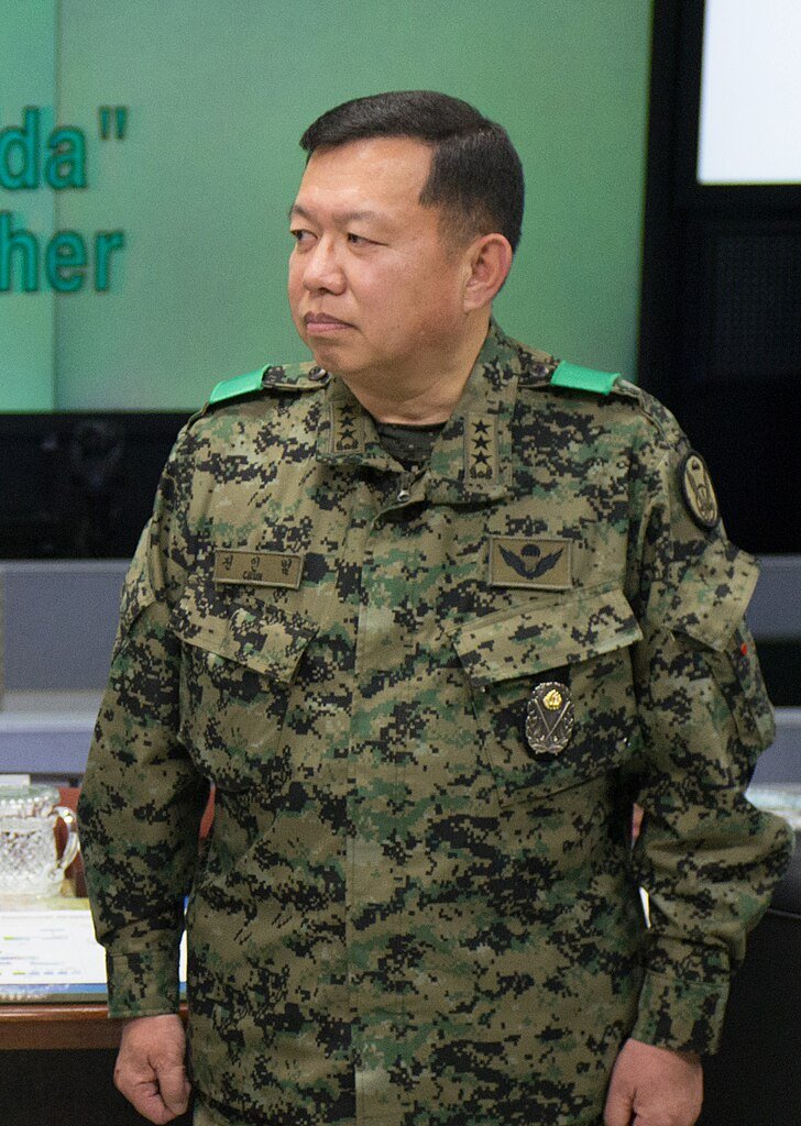 Retired Korean Army Lieutenant General on #Jungkook, 

“I have decided to become a fan of Jungkook of BTS from now on... I think I will have to work hard to support him enthusiastically even after his discharge.”