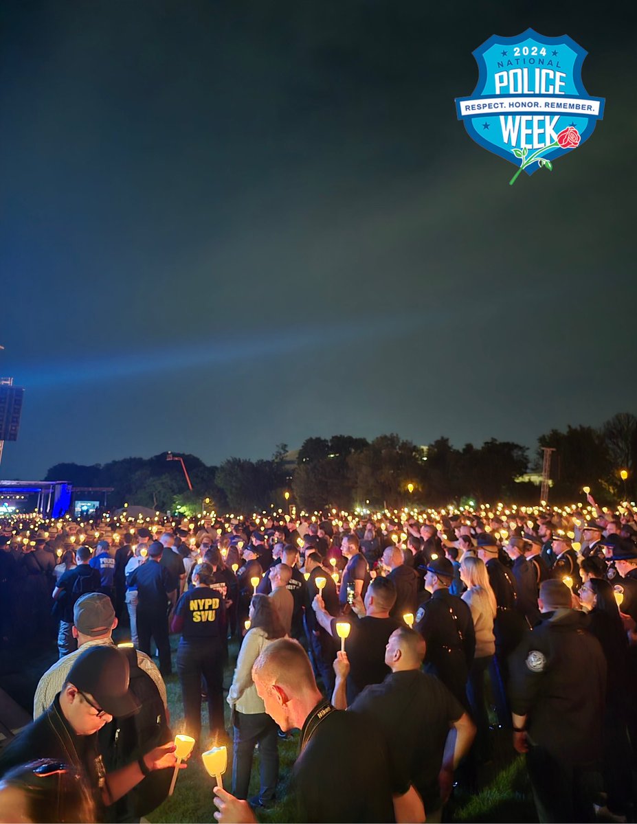 LASchoolPolice's tweet photo. 🇺🇸National Police Week🇺🇸

#LASPD Sergeant Durham honoring the memory of 282 fallen officers who will be added to this year’s @NLEOMF memorial.

#NationalPoliceWeek #LawEnforcement #ThinBlueLine #FallenOfficers #LASchoolPolice #NLEOMF #WashingtonDC #LASPMA #LASPOA https://t.co/142hvcSDGk