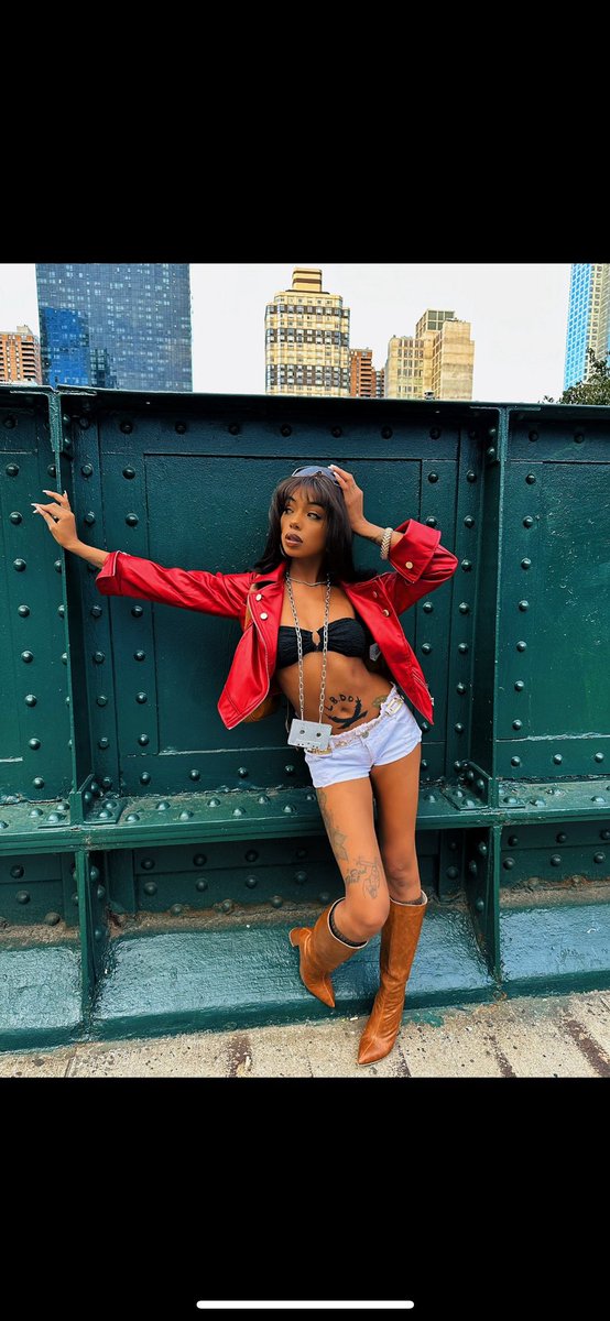 LiLi_Baddie's tweet photo. You bitches ain’t touching the Queen 💋💋 https://t.co/xDX5RSUj1f