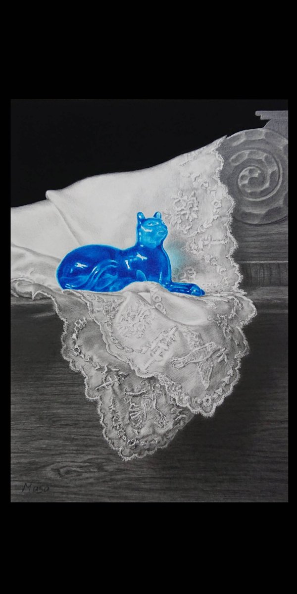 「Wedgewood & Russian Blue(Ａ4、HB、青インク、紙ボード)」。ウェッジウッドのハンカチの中に、猫の大好きな鳥がいます。#Masa #アートラピス　#art #写実 #鉛筆画 #猫 #Wedgewood #RussianBlue #ウェッジウッド #ロシアンブルー #インク