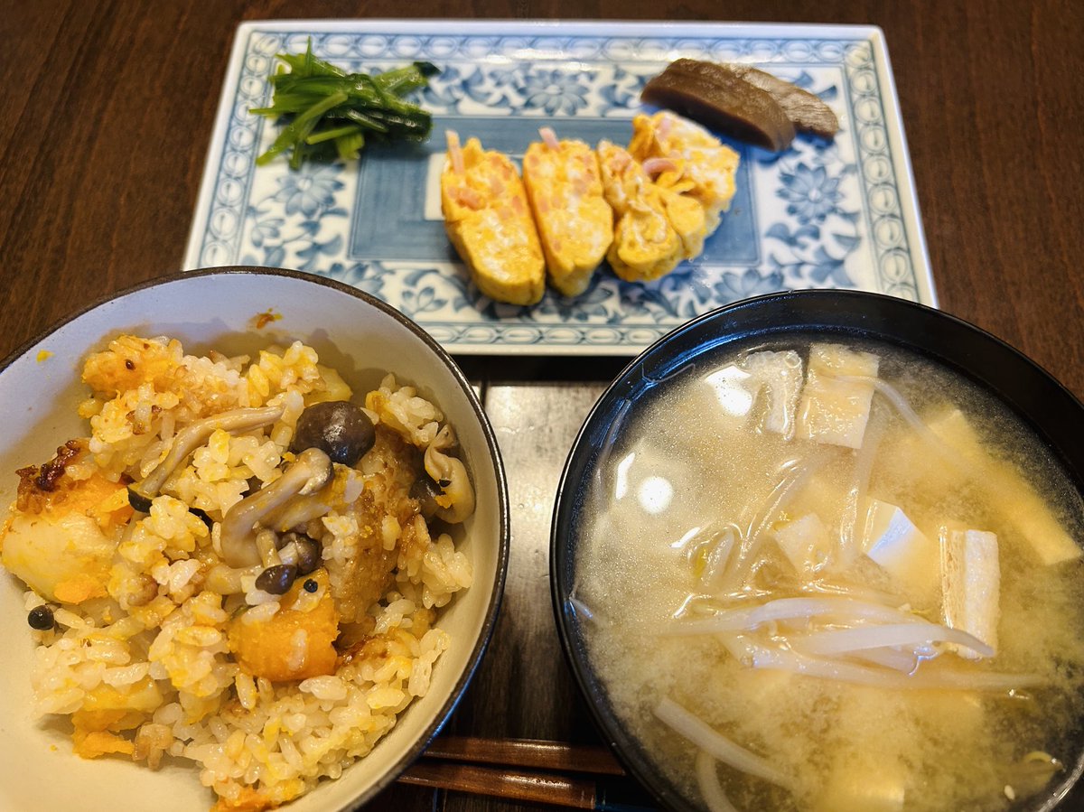 火曜日の昼ごはん。
炊き込みご飯、紅生姜卵焼き、ほうれん草おひたし、たまり漬け。
連日の炊き込みご飯は、かぼちゃ、じゃがいもニンジンシメジで。
#おうちごはん #炊き込みご飯