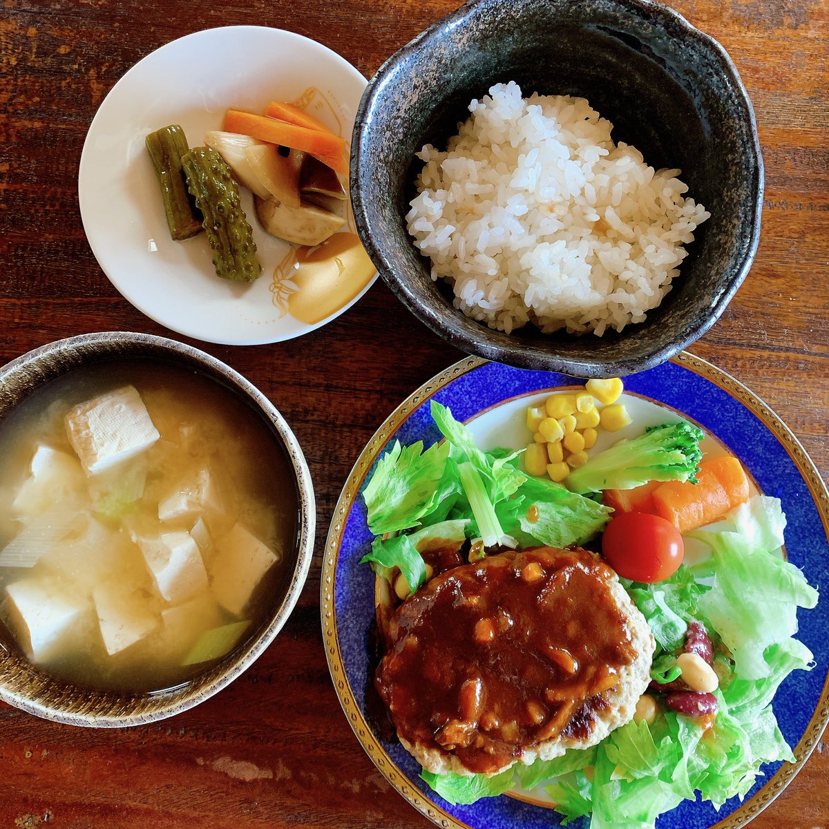 昨日のミートソースを再利用してハンバーグのソースにアレンジしてみた。やばウマ😆
豆腐たっぷり味噌汁も美味かった。一日くらい期限切れの豆腐の方が良いのか？
#おうちごはん 
#自炊記録
#男子ごはん