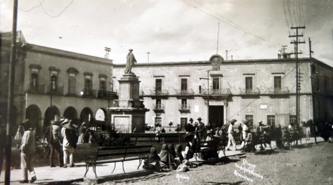 #FotoDelDía | 📷 Una de las principales plazas de Querétaro con el representativo Marqués en el centro. ¿De qué año crees que sea esta foto? 👀