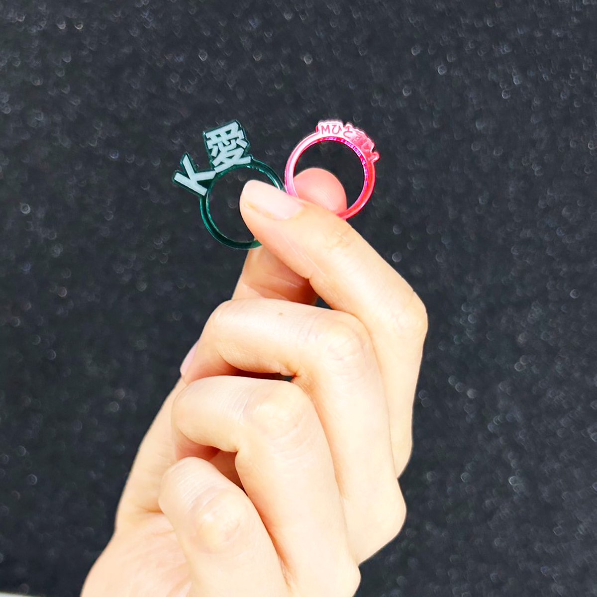 gJcharacter_G's tweet photo. 📣gjcgより推し活グッズ登場‼️

💍推しリング　クリスタル💍

アクリルリングにお好きなメッセージ彫刻が可能❗️
ぬい撮りやアクスタ撮りなど手持ち撮影にもオススメ🎵
推しへの気持ちを手元に凝縮❤️

https://t.co/wdXplePTak

＃推し　＃gjcg https://t.co/H5vWHNAdHo