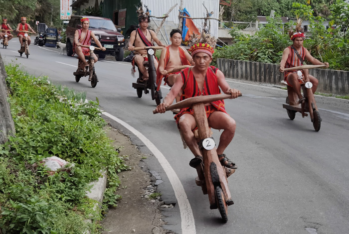 mnlstandardph's tweet photo. #MSGallery Ifugao scooters
Ifugao clad in their colorful traditional regalis race down a 7.2 kilometer course on their handcrafted wooden scooters race during the main event of Banaue”s foundation day activities.
more photos: https://t.co/pBZTaTgHBS https://t.co/N394adEUh8