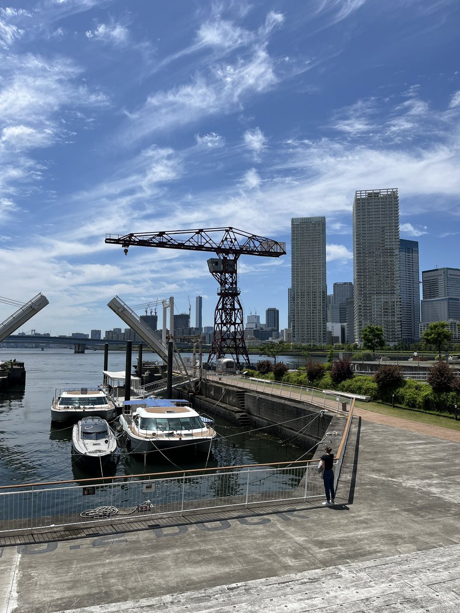 昼休みの一枚
気持ちいい青空と東京湾
古いクレーンと新しいクレーン（遠くて小さい）のコラボ
たまにはiPhone撮ってだし
カメラ持ってくれば。。。
#スナップ 　#イクメン 　#写真好きな人と繋がりたい  ＃PhotoWalk　＃Tokyo　＃Japan