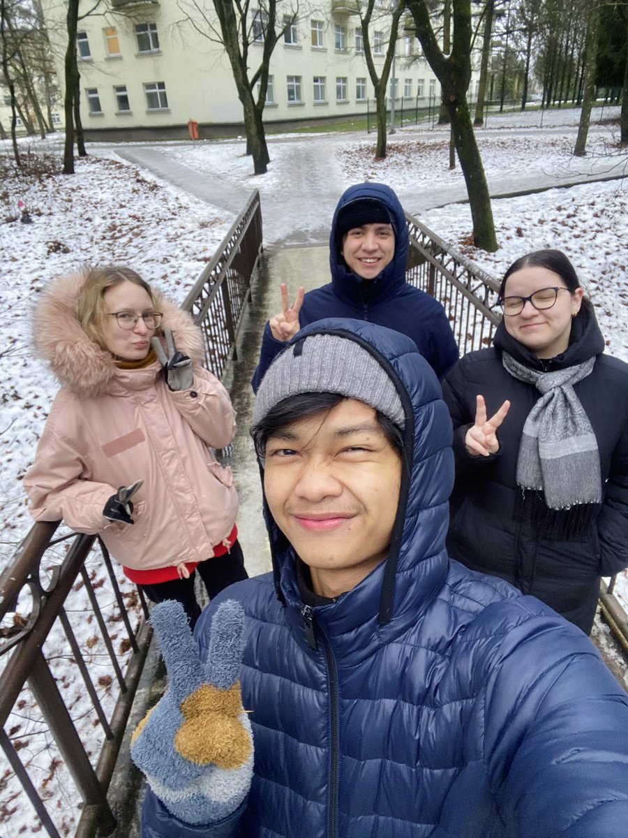 fikisjariif's tweet photo. @IISMAfess Ini sirkel ku nder. Jujur lebih sering main sama international students ketimbang sama sesama awardee karena emang mikirnya kalo sama awardee masih bisa ketemu di indo, kalo sama anak inter bakal susah bgt ketemu kalo ga bener-bener berduit 🤣 https://t.co/Q09eHTOwmA