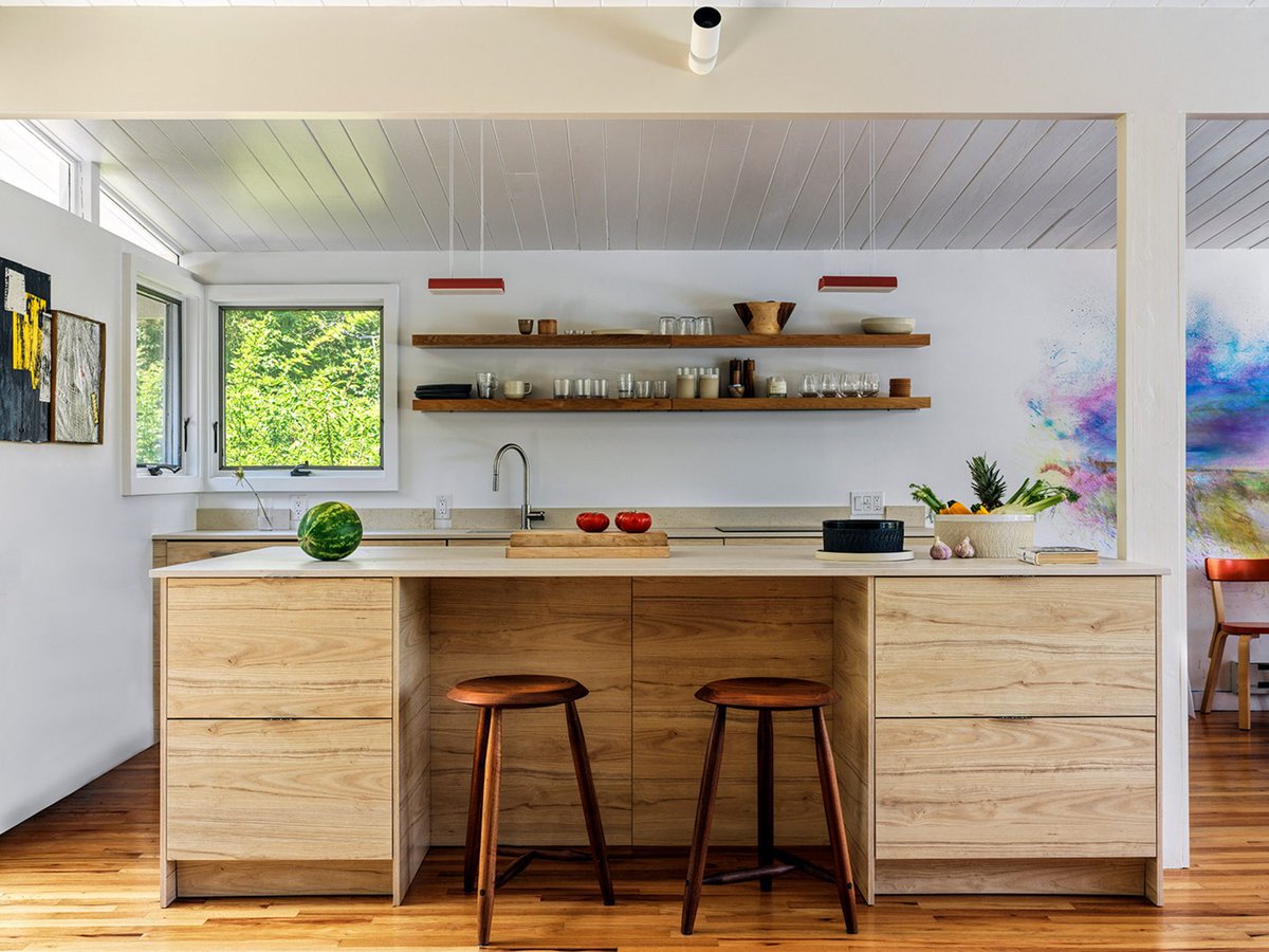 New York studio BoND has 'brought back the simplicity' to this modernist home on Fire Island by stripping away finishes from previous renovations and adjusting the internal layout:
dezeen.com/2024/05/11/fir…