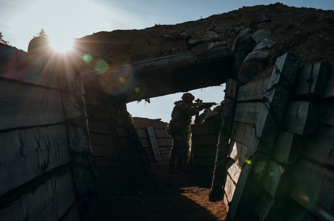 Dawn watch. As the sun rises, a #3PARA soldier from @TheParachuteReg stands guard. The brigade is in Estonia🇪🇪 on #SwiftResponse, training with @NATO airborne forces to be ready to respond to crises together. #Readyforanything🇬🇧🆎️ #wearenato #exswiftresponse