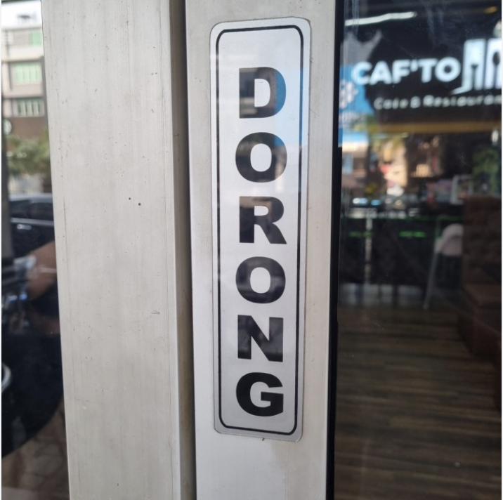 Tak kiro wis gajian. Pas nang pintu masuk ATM, tibak'e wis diwehi jawabane.